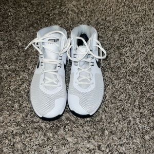 Never worn men’s Nike basketball shoes - 9m